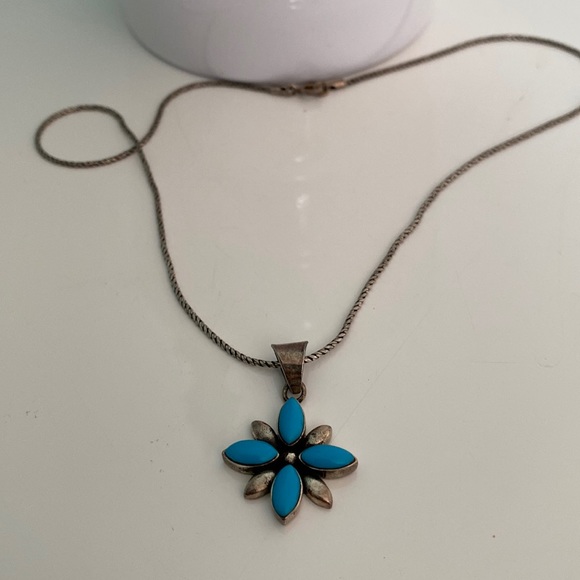 Silver flower pendant - Picture 1 of 5